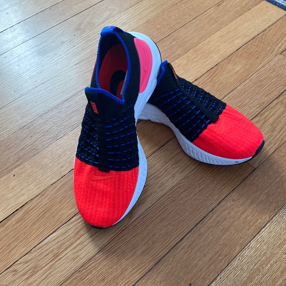 LIKE NEW! Nike phantom slip on sneakers; women’s size 6.5